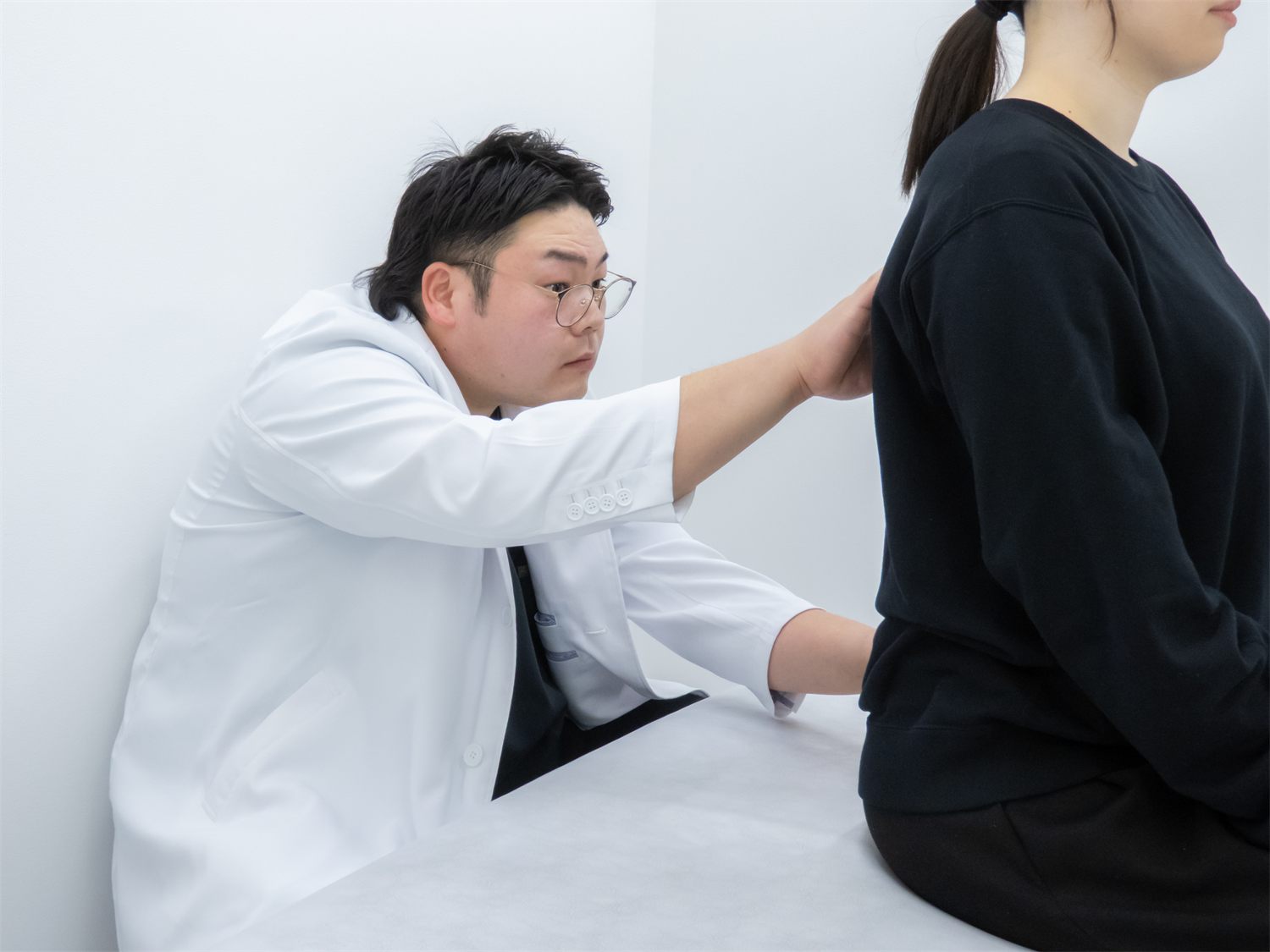 姿勢と体のゆがみを検査するハレモアのスタッフ