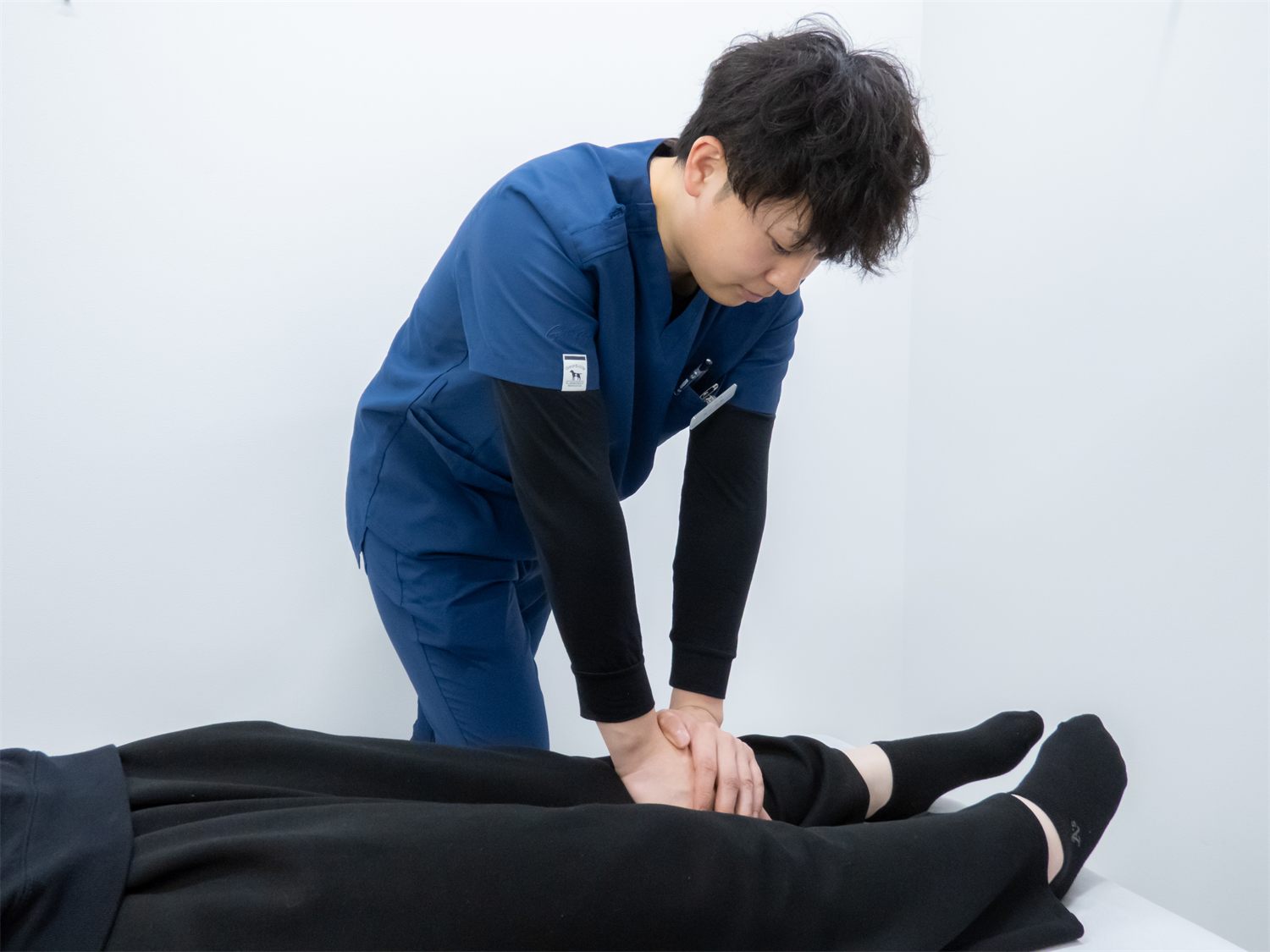 骨膜整体を行うハレモアのスタッフ
